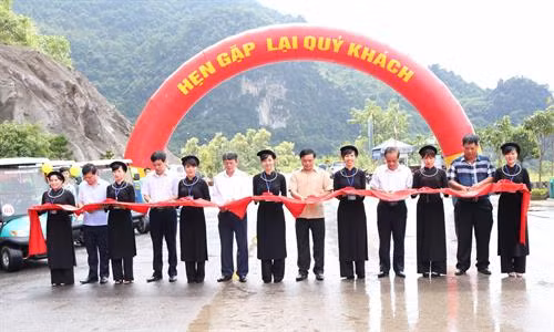 Cắt băng khánh thành Dịch vụ vận chuyển khách du lịch bằng xe ô tô điện tại Khu di tích Quốc gia đặc biệt Pác Bó. Ảnh: Chu Hiệu - TTXVN