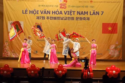 Một tiết mục văn nghệ biểu diễn tại buổi lễ. Ảnh: Hữu Tuyên - TTXVN