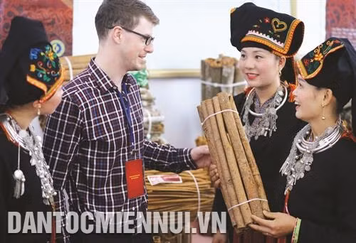 Du khách nước ngoài tham quan Hội chợ quế văn Yên