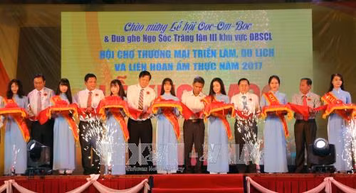 Cắt băng Khai mạc Hội chợ thương mại, triển lãm, du lịch và Liên hoan ẩm thực Sóc Trăng 2017. Ảnh: Trung Hiếu-TTXVN