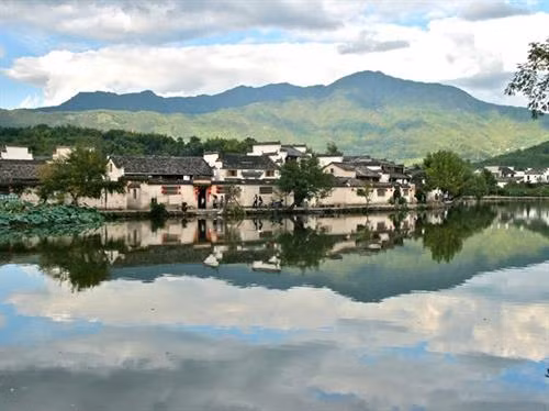 Địa điểm đứng đầu danh sách những ngôi làng, trấn cố là di sản UNESCO sở hữu kiến trúc truyền thống đặc sắc là làng Český Krumlov. Theo UNESCO, Český Krumlov – nằm dọc bên bờ sông Vitava ( CH Séc) – là một trong những ngôi làng trung cổ được bảo tồn tốt nhất ở Đông Âu. Làng cổ Shirakawa-go (tỉnh Gifu, Nhật Bản) nổi tiếng với hơn 30 mái nhà có hình dáng như hai bàn tay úp lại vào nhau lúc đang cầu nguyện Thành cổ Lệ Giang (tỉnh Vân Nam, Trung Quốc) được thành lập từ thế kỉ 13 cho đến nay vẫn lưu giữ gần như nguyên vẹn cấu trúc đô thị cổ Thị trấn mỏ lâu đời nhất ở Slovakia, Banská Štiavnica. Làng Holašovice, nằm ở tỉnh Nam Holašovice (CH Séc), lưu giữ những tòa nhà có từ hồi thế kỉ 18 và 19 cũng như 23 trang trại cổ xưa. Vlkolínec là một khu phố đẹp của thành phố Ruzomberok (Slovakia). Về lịch sử, địa danh được UNESCO công nhận di sản thế giới vốn là một ngôi làng riêng. Nơi đây, có các ngôi nhà mang đậm kiến trúc nông thôn vùng phía bắc dãy núi Karpat. UNESCO mô tả ngôi làng Hollokö là một “địa điểm điển hình về lối sống nông thôn trước cuộc cách mạng công nghiệp thế kỉ 20” nhờ một loạt các vườn cây trái, vườn nho, đồng cỏ và các di tích lâu đài thời trung cổ có từ năm 1310. Thị trấn Bardejov (nằm ở thượng nguồn sông Topl của Slovakia) là một hình mẫu tiêu biểu cho các thị trấn giao thương truyền thống ở Trung Âu thời trung cổ. Theo UNESCO, làng Zili (thị trấn Đường Khẩu, thành phố Khai Bình, tỉnh Quảng Đông, Trung Quốc) sở hữu những ngôi nhà mang đậm phong cách kiến trúc của La Mã, Hồi giáo, Ba rốc. Đặc biệt, phía bên ngoài, các tòa nhà này đều mang hơi hướng phong cách phương Tây nhưng nội thất bên trong đều theo phong cách truyền thống của Trung Quốc. Thị trấn cổ Tallinn ở Estonia chứa đựng những dấu tích cổ xưa nhất trong phong cách kiến trúc châu Âu như những bức thành cổ, lối đi lát đá, nhà thờ, ngọn tháp. Ngôi làng Xidi nằm ở Quận Yi, vùng Quý Châu, tỉnh An Huy, Trung Quốc còn lưu giữ những ngôi nhà dân làm bằng gỗ từ thời nhà Minh, nhà Thanh. Làng Hongcun cũng nằm ở Quận Yi của tỉnh An Huy được bao quanh bởi những ngọn đồi và các dòng suối trong veo chảy vắt ngang ngôi làng. Làng Hahoe, tỉnh Gyeongsangbuk-do của Hàn Quốc là khu vực bảo tồn những công trình kiến trúc có từ thời Joseon. Làng Yangdong (Gyeongju , Hàn Quốc) có tới hơn 150 ngôi nhà có mái lát gạch được xây dựng trên khắp các khu rừng xung quanh.
