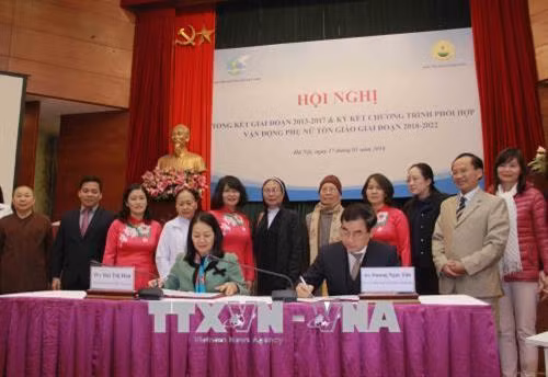 Phó Chủ tịch Hội Liên hiệp Phụ nữ Việt Nam Bùi Thị Hòa và Phó Trưởng ban Tôn giáo Chính phủ Dương Ngọc Tấn ký kết hợp tác giữa hai đơn vị giai đoạn 2018 - 2022. Ảnh: Phương Hoa - TTXVN