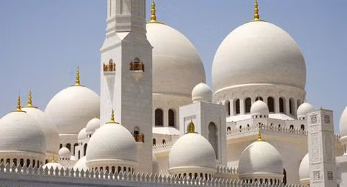 Đền thờ Hồi giáo Sheikh Zayed ở Abu Dhabi, Các Tiểu vương quốc Arab thống nhất (UAE) là đền thờ Hồi giáo lớn nhất ở nước này. Ngôi đền do 1 kiến trúc sư Syria thiết kế và được xây từ năm 1996 đến 2007. Công trình bao phủ một diện tích hơn 12ha.