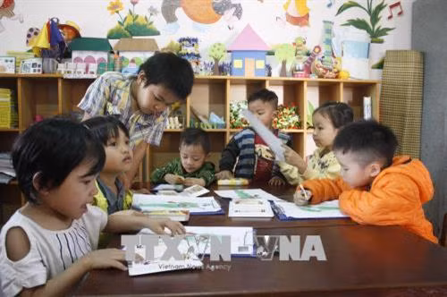 Các em học sinh thôn Đoàn Kết, xã Chư Pơng học tập trong ngôi trường do người dân hiến 100% đất để xây dựng. Ảnh: Dư Toán - TTXVN