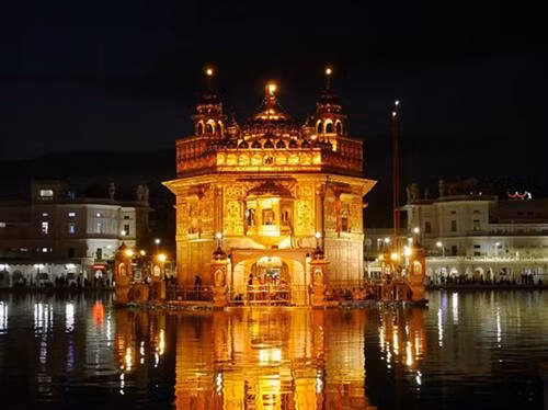 Sri Harmandir Sahib (Đền Vàng) là nơi cầu nguyện linh thiêng nhất của người theo đạo Sikh, tọa lạc tại thành phố Amritsar, Punjab, Ấn Độ. Được dựng lên từ năm 1577 và tu bổ năm 1764, tầng trên của ngôi đền được dát đến 750kg vàng ròng, phần trần cũng được làm từ vàng và đá quý.
