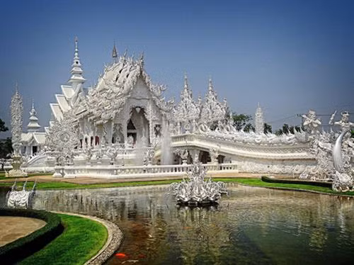 Wat Rong Khun (Đền thờ Trắng) ở tỉnh Chiang Rai, Thái Lan, là bản sao của đền Wat Rong Khun bản gốc hiện trong tình trạng xuống cấp nghiêm trọng nhưng thiếu tiền trùng tu. Chính vì thế, nghệ sỹ người Thái Chalermchai Kositpipat đã quyết định dùng tiền riêng để xây ngôi đền mới và mở cửa đón khách từ năm 1997.