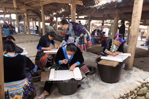 Lớp học kỹ thuật vẽ hoa văn trên vải bằng sáp ong. Ảnh: Quý Trung - TTXVN