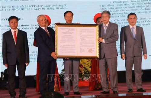 Phó Chủ tịch Quốc hội Uông Chu Lưu trao Nghị định của Ủy ban Thường vụ Quốc hội khóa XIV (Nghị quyết số 587/NQ-UBTVQH14) về việc thành lập thành phố Đồng Xoài thuộc tỉnh Bình Phước. Ảnh: Dương Chí Tưởng-TTXVN