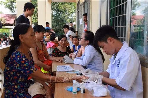 Người dân xã biên giới Ia Lốp, huyện Ea Súp, tỉnh Đắk Lắk được các y, bác sỹ, tư vấn khám bệnh, cấp phát thuốc miễn phí. Ảnh: Phạm Cường-TTXVN