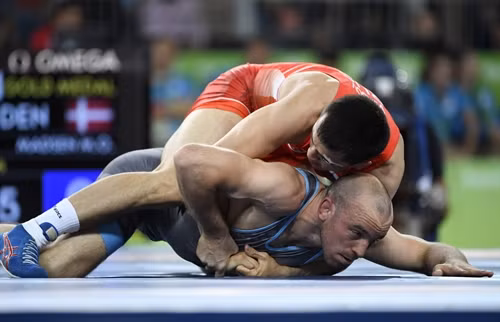 Roman Vlasov hạ gục đối thủ Mark Overgaard Madsen của Đan Mạch trong trận chung kết. THX/TTXVN