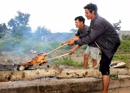 Người dân bon Ja Rah làm món gà nướng.