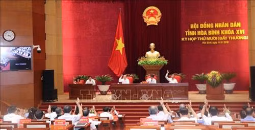 Các đại biểu HĐND tỉnh Hòa Bình biểu quyết thông qua các Nghị quyết tại kỳ họp. Ảnh: Nhan Sinh- TTXVN