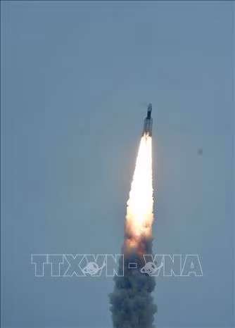 Tên lửa đẩy "GSLV-Mk-III" mang theo tàu thăm dò Mặt Trăng Chandrayaan-2 được phóng từ trung tâm vũ trụ Satish Dhawan tại Sriharikota, Ấn Độ ngày 22/7/2019. Ảnh: THX/TTXVN
