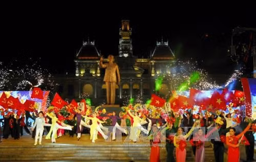 Chương trình nghệ thuật chào mừng tại Công viên Tượng đài Chủ tịch Hồ Chí Minh. Ảnh: Mạnh Linh-TTXVN