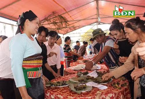 Người dân thưởng thức món chả cuốn lá bưởi trong lễ hội
