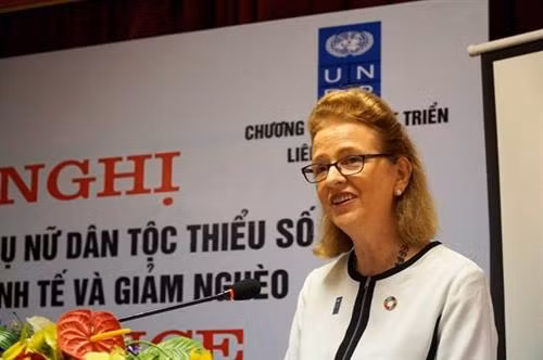 Đại diện thường trú của UNDP tại Việt Nam bà Caitlin Wiesen chia sẻ tại hội thảo. Ảnh: tuoitrethudo.com.vn