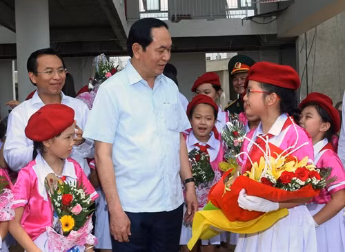 Chủ tịch nước Trần Đại Quang thăm công trình xây dựng Cung Thiếu nhi Đà Nẵng và gặp gỡ, nói chuyện với thiếu nhi Đà Nẵng. Ảnh: Nhan Sáng-TTXVN