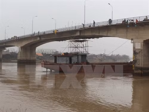 Cầu An Thái đang được khắc phục tại vị trí tàu tàu thủy HP-3016 Thành Luân 28 đâm va. (Ảnh: Mạnh Tú/TTXVN)