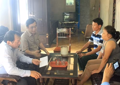Đại diện lãnh đạo tỉnh Quảng Trị thăm và tặng quà cho hộ ngư dân có hoàn cảnh khó khăn. Ảnh: Thanh Thủy-TTXVN