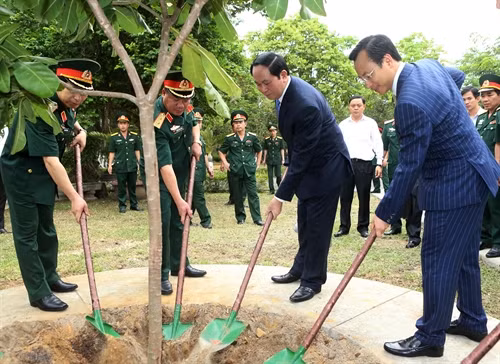 Chủ tịch nước Trần Đại Quang trồng cây lưu niệm tại Trụ sở Bộ Tư lệnh Quân khu 5. Ảnh: Nhan Sáng-TTXVN