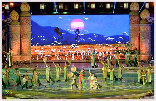 Biểu diễn nghệ thuật tại đêm khai mạc Festival Huế 2016. Ảnh: Thanh Hà- TTXVN