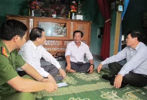 Chủ tịch Ủy ban Mặt trận Tổ quốc Việt Nam tỉnh Quảng Bình Trần Văn Tuân và đoàn công tác thăm hỏi và động viên ngư dân ở xã Ngư Thủy Bắc, huyện Lệ Thủy, tỉnh Quảng Bình. Ảnh: Võ Dung - TTXVN