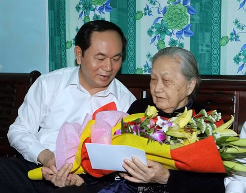 Chủ tịch nước Trần Đại Quang tới thăm Mẹ Việt Nam Anh hùng Đặng Thị Trọng tại phường Hải Châu 1, quận Hải Châu, trong chuyến thăm và làm việc tại Đà Nẵng. Ảnh: Nhan Sáng-TTXVN