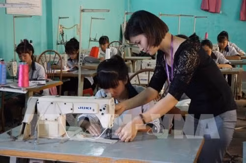 Giờ học may của các học sinh trường Trung cấp Kinh tế - Kỹ thuật và Thủ công mỹ nghệ. Ảnh: Diệp Trương - TTXVN