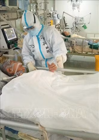 Nhân viên y tế điều trị cho bệnh nhân nhiễm COVID-19 tại một bệnh viện ở Vũ Hán, Trung Quốc ngày 24/2/2020. Ảnh: THX/TTXVN