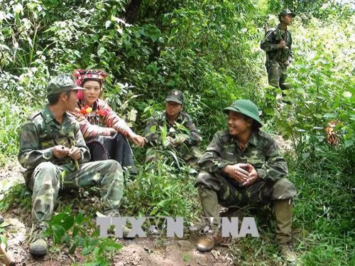 Bộ đội biên phòng Đồn Biên phòng A Pa Chải (huyện Mường Nhé) cùng người dân tộc Hà Nhì kiểm tra đường biên, cột mốc. Ảnh: Xuân Tiến - TTXVN