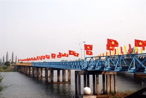 Di tích cầu Hiền Lương. Ảnh: Thanh Thủy-TTXVN