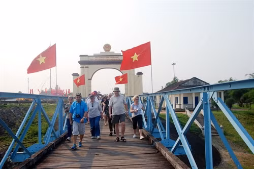 Du khách tham quan cầu Hiền Lương trong ngày Lễ hội “Thống nhất non sông” tại Khu di tích Đôi bờ Bến Hải - Hiền Lương. (tỉnh Quảng Trị)