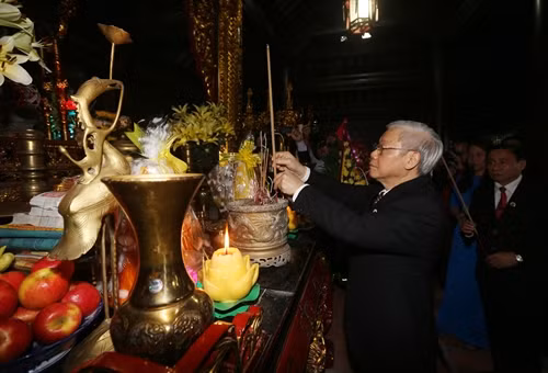 Tổng Bí thư Nguyễn Phú Trọng dâng hương, hoa tại Nhà thờ Nguyễn Du. Ảnh: Trí Dũng- TTXVN
