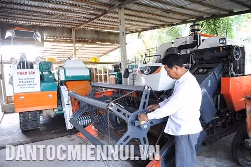 Ông Lâm Se tâm niệm mình phải luôn nâng cao trình độ lao động, sản xuất. Ảnh: An Hiếu Vốn là nông dân cần cù, chịu khó, ông Lâm Se còn nuôi 17 con bò sữa. Ảnh: An Hiếu Ông Lâm Se trên cánh đồng lúa cao sản của gia đình . Ảnh: An Hiếu