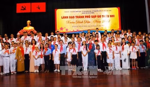 Các cấp lãnh đạo Thành phố Hồ Chí Minh Đinh La Thăng chụp ảnh cùng các em thiếu nhi. Ảnh: Mạnh Linh - TTXVN