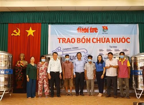 Trao tặng bồn nước Inox cho các hộ dân. Ảnh: Chanh Đa - TTXVN