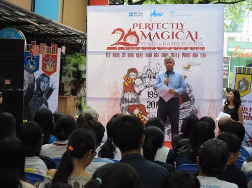 Gian hàng nhà xuất bản trẻ tổ lễ kỷ niệm 20 năm ngày xuất bản cuốn Hary Poster đầu tiên tại gian