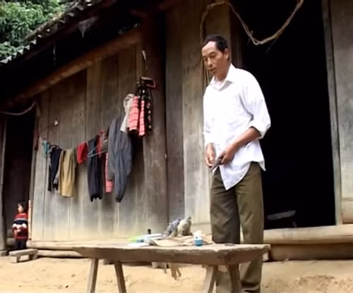 Ông Sùng Sái Lùng - ông nội bé Sùng Su Ni cúng trình báo ma nhà về việc gia đình có thêm một thành viên mới.
