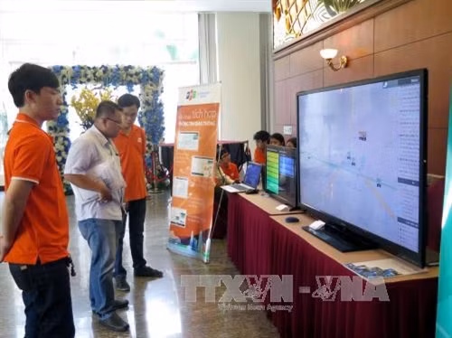 Các đại biểu xem các sản phẩm kiểm soát giao thông tại Hội thảo. Ảnh: Hoàng Hải-TTXVN