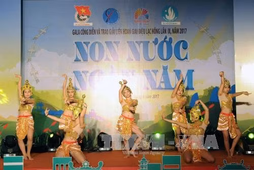 Tiết mục “Múa Chăm” do các sinh viên dân tộc Cao đẳng Sư Phạm Trung ương Thành phố Hồ Chí Minh biểu diễn. Ảnh: An Hiếu – TTXVN