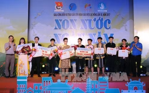 Ban tổ chức trao phần thưởng cho các đội đạt giải cao Ảnh: An Hiếu - TTXVN