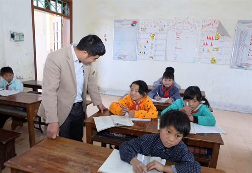 Thầy giáo Trần Văn Duy, Hiệu trưởng Trường PTDTBT Dào San, huyện Phong Thổ vận động các học sinh đi học đều và ở lại bán trú với để đảm bảo việc học tập.