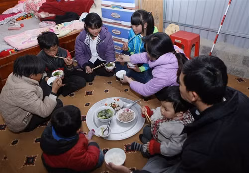 Sùng A Dùng, học sinh lớp 7A5 và Sùng A Hùng, học sinh lớp 8A4 được thầy hiệu trưởng đưa trở lại trường bố trí ăn tối cùng gia đình cô giáo chủ nhiệm.
