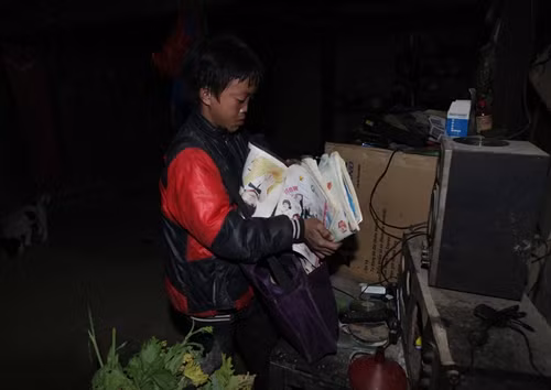 Chuẩn bị sách vở để trở lại trường học.