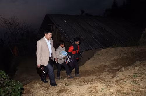 Thầy Trần Văn Duy, Hiệu trưởng Trường PTDTBT Dào San vận động thành công hai học sinh trở lại trường.