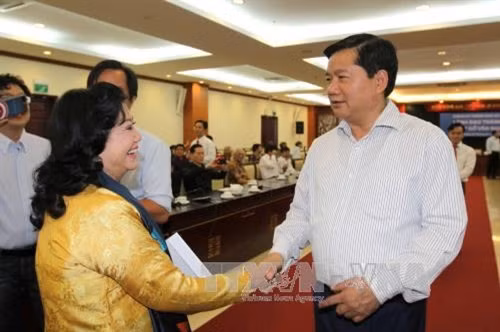 Bí thư Thành ủy Thành phố Hồ Chí Minh Đinh La Thăng với văn nghệ sĩ thành phố. Ảnh: Thanh Vũ-TTXVN