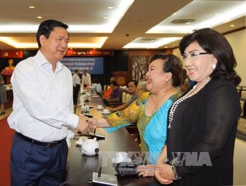 Bí thư Thành ủy Thành phố Hồ Chí Minh Đinh La Thăng với văn nghệ sĩ thành phố. Ảnh: Thanh Vũ-TTXVN