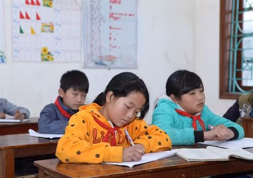 Được sự vận động của thầy hiệu trưởng cùng giáo viên, học sinh lớp 6 Thào Thị Dao Mẩy đã trở lại trường học.