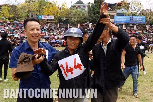 Trao giải thưởng cho các nài ngựa đoạt giải cao. Ảnh: Quốc Khánh Niềm vui của nài ngựa Vàng Văn Páo (huyện Si Ma Cai) sau khi đoạt giải Nhất Giải đua "Vó ngựa cao nguyên trắng" năm 2019. Ảnh: Quốc Khánh