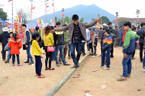 Đông đảo bà con tham gia trò chơi đi qua cầu khỉ